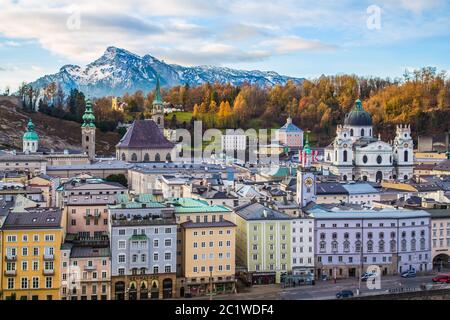 SALZBURG, ÖSTERREICH 12. DEZEMBER 2015: Gebäude und Kirchen in Salzburg tagsüber mit den bunten Außenansichten. Berge können in der gesehen werden Stockfoto