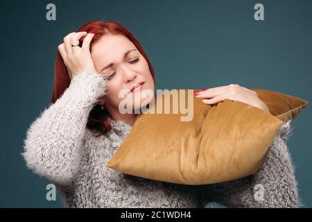 Kranke Frau in schreckliche Kopfschmerzen und halten die Hand auf den Unterarm. Stockfoto