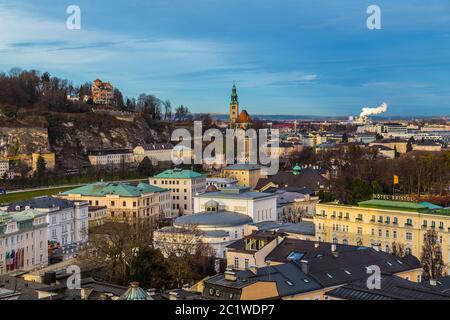 SALZBURG, ÖSTERREICH 12. DEZEMBER 2015: Eine hohe Ansicht von Gebäuden in Salzburg Österreich während des Tages. Kirchen und Hotels sind zu sehen. Stockfoto