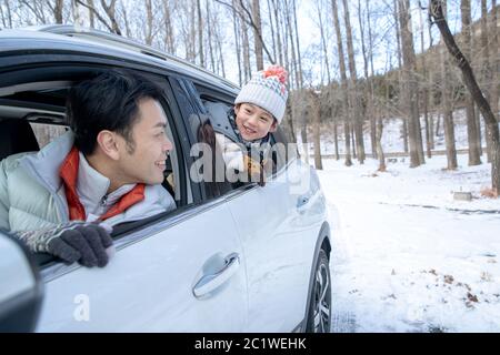 Vater fährt mit Kindern auf einem Ausflug Stockfoto