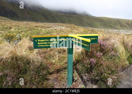 Wanderweg Schilder im Tongariro National Park, Neuseeland. Stockfoto