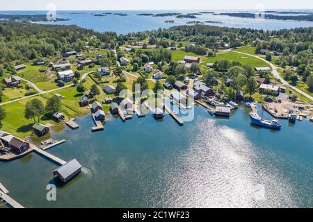 Luftaufnahme des Dorfes Rosala im Sommer im Schärengebiet Südfinnland Stockfoto