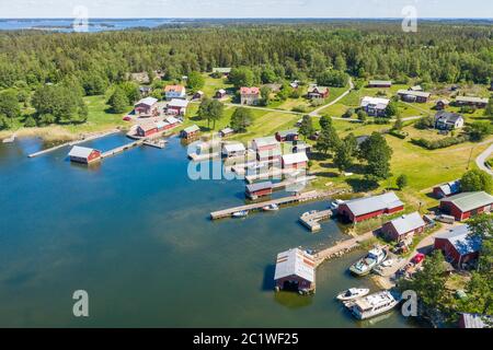 Luftaufnahme des Dorfes Rosala im Sommer im Schärengebiet Südfinnland Stockfoto