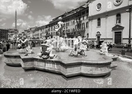 ROM, ITALIEN - 13. MAI 2010: Touristen besuchen Piazza Navona in Rom, Italien. Nach Euromonitor ist Rom die am 3. Meistbesuchte Stadt in Europa (5,5 m i Stockfoto