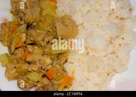 Curry auf eine weisse Platte Stockfoto