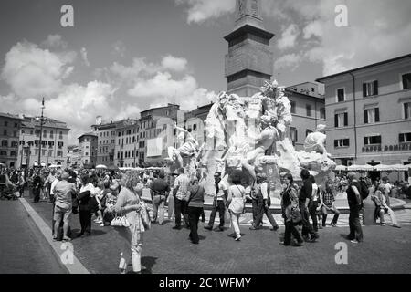 ROM, ITALIEN - 13. MAI 2010: Touristen besuchen Piazza Navona in Rom, Italien. Rom ist die am 3. Meistbesuchte Stadt in Europa (5,5 m internationale Touristen arriv Stockfoto