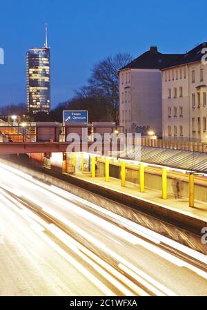 Autobahn A40 direkt an Residental Häuser in den Abend, essen, Ruhrgebiet, Deutschland, Europa Stockfoto