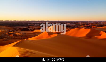 Blick auf die Düne von Tin Merzouga im Tassili nAjjer Nationalpark in Algerien Stockfoto