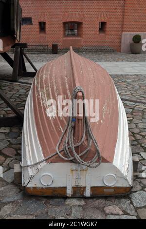 Altes verlassene Holzboot am Ufer der Bootstation Stockfoto