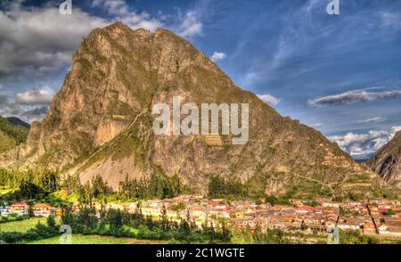 Pinkuylluna, Inka-Lagerhäuser in Ollantaytambo archäologische Stätte, Cuzco, Peru Stockfoto