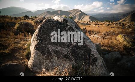 Felsmalerei, auch Petroglypgs genannt, auf dem Feld in Cholpon-ATA, Issyk-kul, Kirgisistan Stockfoto