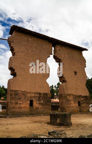 Blick auf den Tempel von Wiracocha bei der archäologischen Stätte von Raqchi, Cuzco, Peru Stockfoto