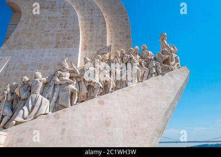 Detail des Denkmals der Entdeckungen (1960) am Ufer des Tejo in Belém, Lissabon, Portugal. Feiert das portugiesische Zeitalter der Entdeckung. Stockfoto