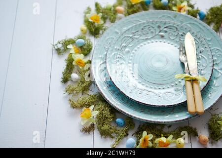 Ostern Tisch mit Blumen und Eier. Leere dekorative keramische Platten Stockfoto