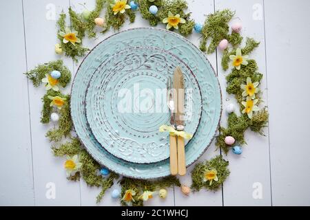 Ostern Tisch mit Blumen und Eier. Leere dekorative keramische Platten Stockfoto