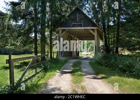 Alte überdachte Holzbrücke - Barbara-Brücke mit Wanderweg am Ende der Schlichemklamm bei Epfendorf im Schwarzwald, Deutschland Stockfoto