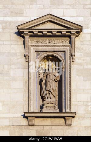 Statue in einer Nische der St.-Stephans-Basilika in Budapest Stockfoto