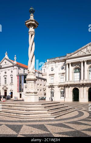 Das neoklassizistische Rathaus von Lissabon und die kunstvolle Spiralsäule in Praça do Município, Lissabon, Portugal. Stockfoto