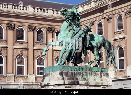 Statue des Pferdes, der ein wildes Pferd zähmte, in der Nähe des königlichen Palastes, Budapest Stockfoto