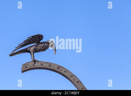 Raven trägt einen goldenen Ring in der Nähe des Königspalastes von Budapest Stockfoto