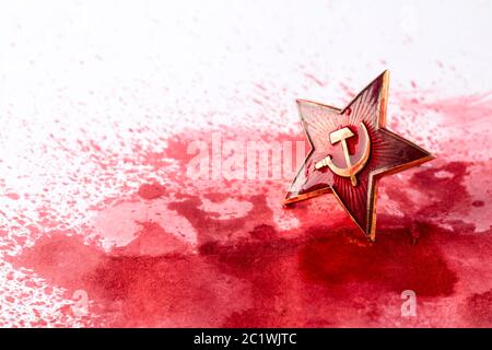 Sowjetische rote Sterne Abzeichen im Blut Stockfoto