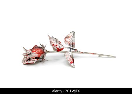 Silberne Rose mit Blut spritzte auf weißem Hintergrund Stockfoto