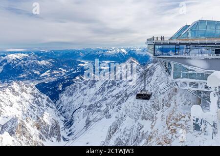 Bergstation der Seilbahn auf die Zugspitze im Winter Stockfoto