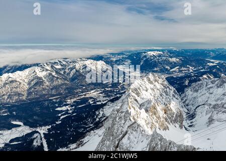 Blick vom Zugspitzgipfel auf Garmisch Partenkirchen und das Loisach-Flusstal Stockfoto