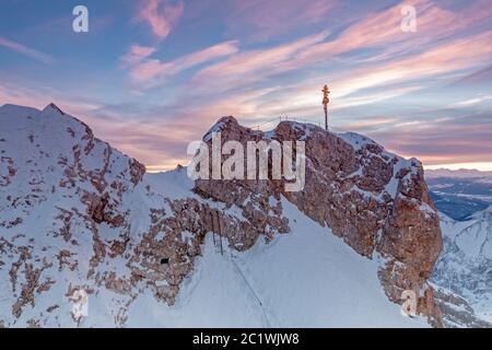 Tagesanbruch auf der Zugspitze Gipfel mit Gipfelkreuz Stockfoto