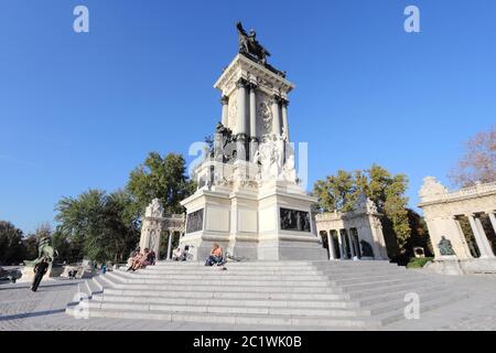 Madrid, SPANIEN - 23. OKTOBER 2012: Die Menschen besuchen das Denkmal von Alfonso XII in Madrid. Die königliche Gedenkstätte im Buen Retiro Park wurde von José entworfen Stockfoto