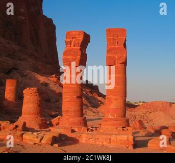 Letzte stehende Säulen von Napata der Tempel des Amun am Fuße des Jebel Barkal Berg bei Karima, Sudan Stockfoto