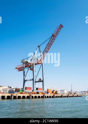 Liebherr Kran im Hafen von Lissabon Container Terminal (TCA) am Ufer des Flusses Tejo, Alcântara, Lissabon, Portugal. Stockfoto