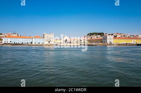 Vom Fluss Tejo aus gesehen, dominiert der Triumphbogen "Arco da Rua Augusta" den Praça do Comércio ("Handelsplatz") in Lissabon, Portugal, Stockfoto