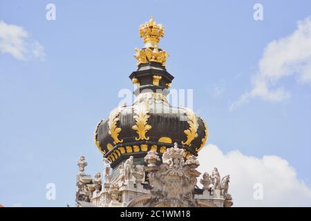 Der gekrönte Eingang Kronentor zum barocken Schloss und Parkkomplex Zwinger in Dresden, Sachsen, Deutschland. Stockfoto