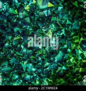 Smaragd-, Saphir- oder Turmalin-grüne Kristalle. Edelsteine. Mineralkristalle in der natürlichen Umgebung. Stein aus kostbaren Kristallen auf Stockfoto
