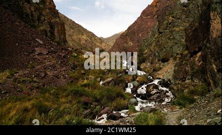 Kleiner Wasserfall zu Too-Ashuu Pass und Kara Balta Fluss und Tal, Chuy Region Kirgisistan Stockfoto