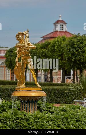 Goldene Statue vor dem Monplaisir Palast in den Peterhof Gärten, in der Nähe von St. Petersburg in Russland Stockfoto