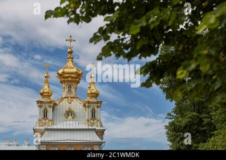 Blick auf das berühmte Wahrzeichen des Peterhof-Palastes in der Nähe der Stadt St. Petersburg in Russland Stockfoto