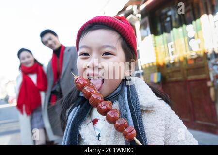 Happy Little Girl essen zuckerbeschichtete Beeren Stockfoto