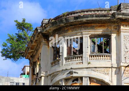 Abgenutzte Gebäude Teatro Capitolio in der Altstadt von Havanna Stockfoto