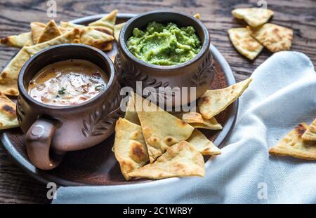 Schalen mit Guacamole und queso mit Tortilla Chips Stockfoto