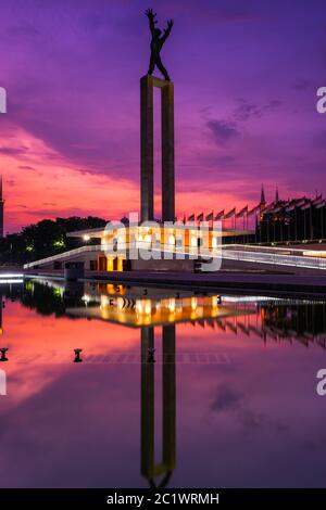 Wunderschönes Jakarta in farbenfrohem Sonnenuntergang. West Irian Liberation Monument in Lapangan Banteng, ehemals Waterloo Square, Jakarta. Stockfoto