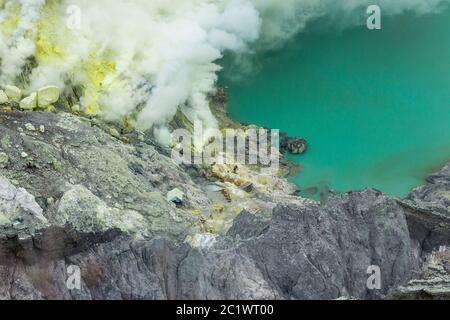 Luftaufnahme der Schwefelminer im Ijen Krater, Ijen Vulkan, Banyuwangi, Indonesien Stockfoto