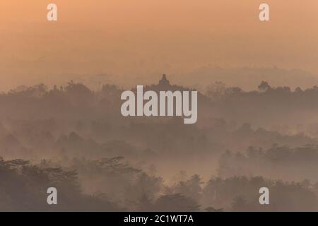 Silhouette des Borobudur-Tempels an einem nebligen Morgen umgibt die goldene Farbe des Morgenlichts den Tempel, Indonesien Stockfoto