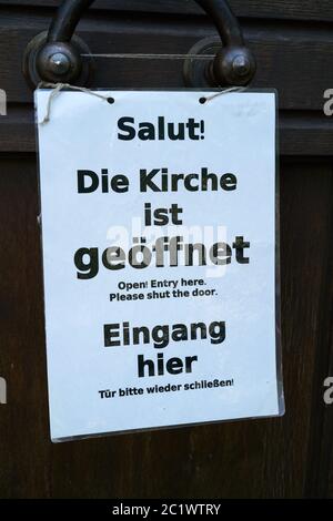 Schild mit der Inschrift "die Kirche ist offen" Eingang Hier Stockfoto