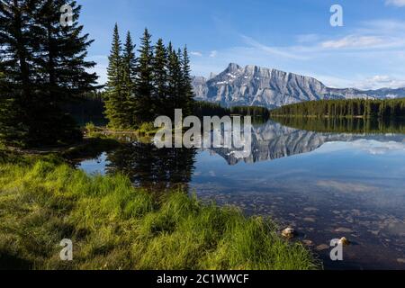 Two Jack Lake in der Nähe von Banff in Kanada Stockfoto