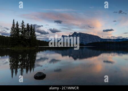 Two Jack Lake in der Nähe von Banff in Kanada Stockfoto