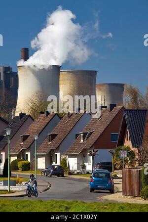 Häuser vor dem Kohlekraftwerk RWE Weisweiler, Deutschland, Nordrhein-Westfalen, Inden Stockfoto