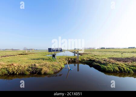 Ackerland mit Solarzellen im Einsatz, Niederlande Stockfoto