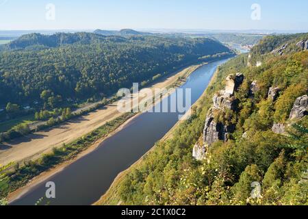 Blick vom Felsen der Bastei im Elbsandsteingebirge auf der Elbe in der Nähe von Rathen Stockfoto